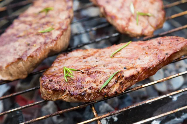 Gegrillte Steaks auf dem Grill