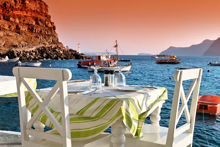 Gedeckter Tisch am Meer