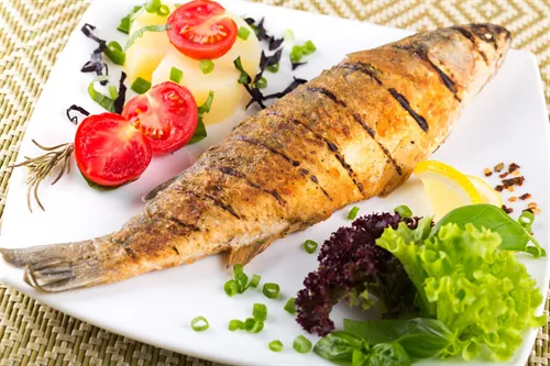 Gegrillter Fisch mit Salat